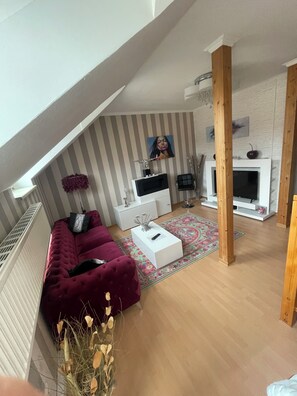 Suite, 2 Bedrooms | Living area | 24-inch flat-screen TV with satellite channels - Maison LeMi (Altenburg)