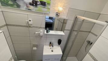 Standard Single Room | Bathroom | Shower, free toiletries, hair dryer, towels