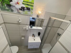 Standard Tek Kişilik Oda | Banyo | Duş, ücretsiz banyo/kozmetik ürünleri, saç kurutma makinesi, havlu