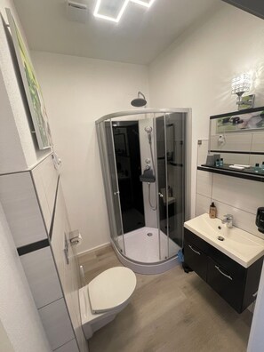 Standard Double Room | Bathroom | Shower, free toiletries, hair dryer, towels - Maison LeMi (Altenburg)
