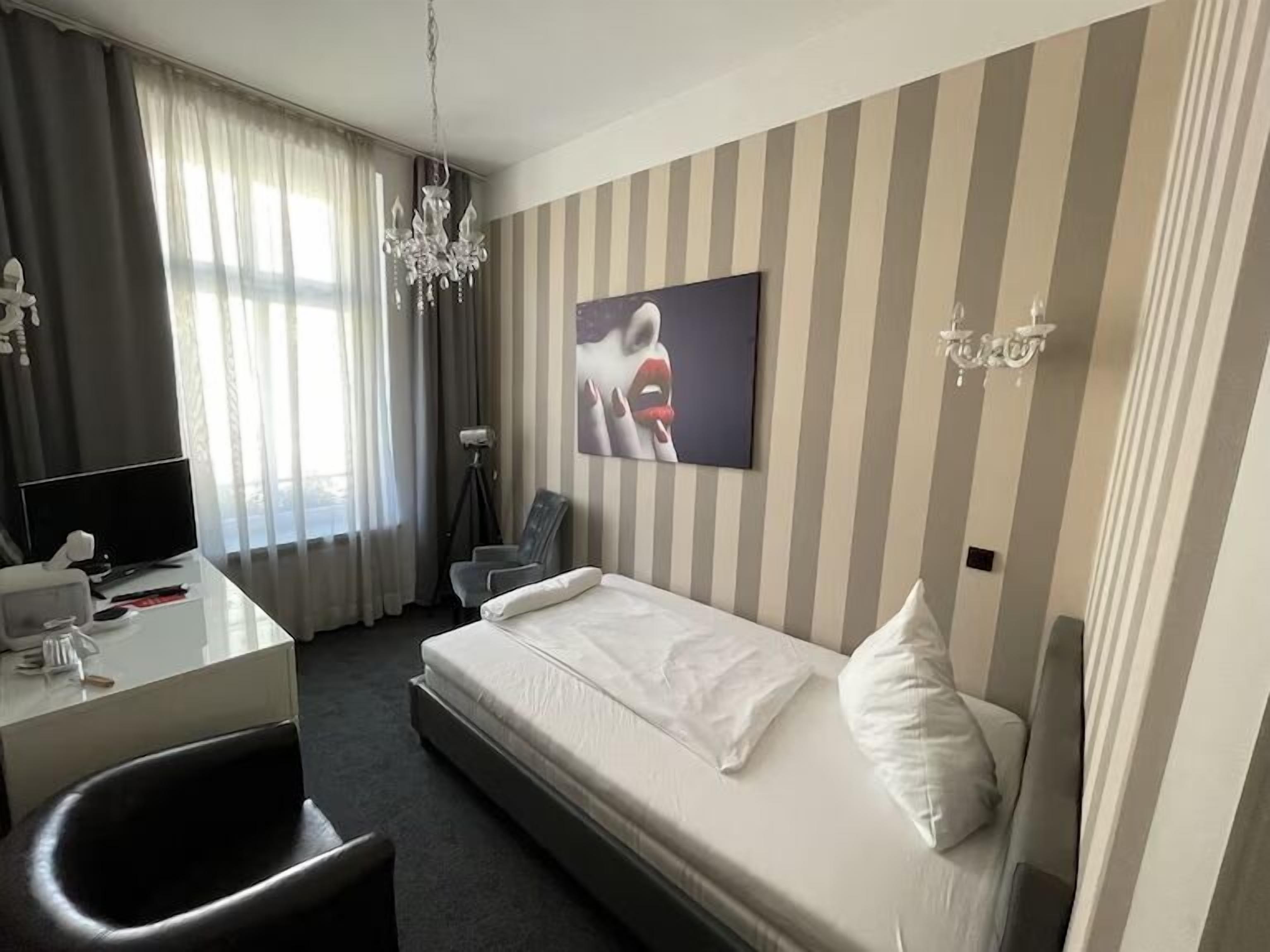 Comfort Single Room | Individually decorated, individually furnished, desk, cribs/infant beds