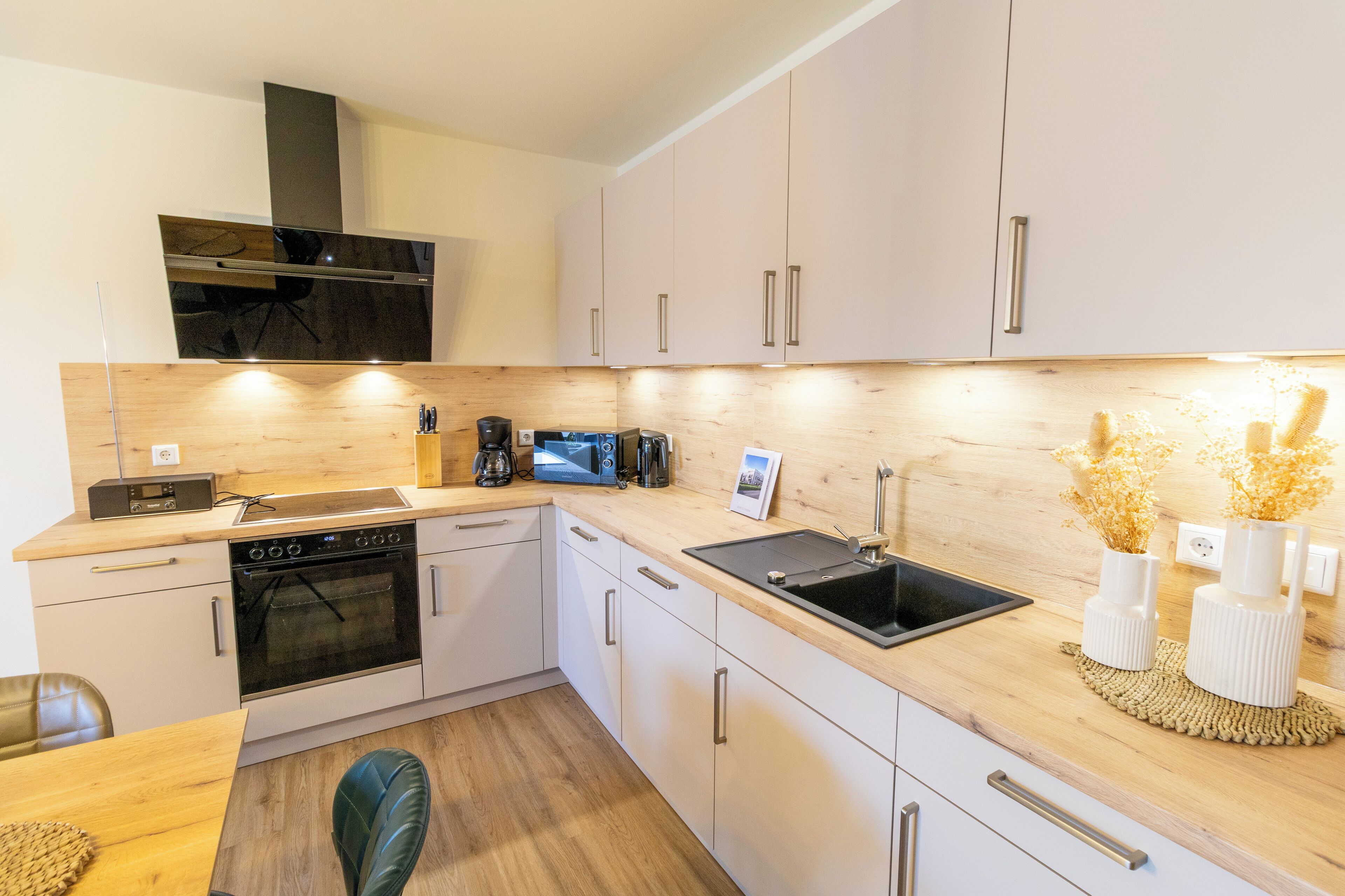 Een koelkast, een microgolfoven, een oven, een kookplaat