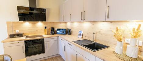 Frigorífic, microones, forn i placa de cuina