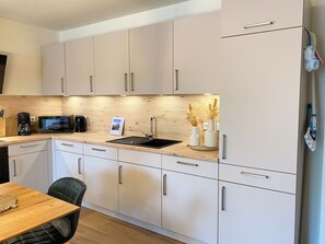 Frigorifero, microonde, forno, piano cottura