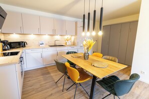 Køleskab, mikrobølgeovn, ovn, kogeplade