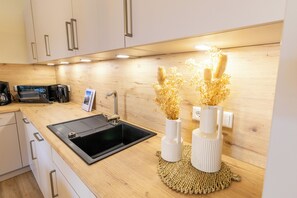 Jääkaappi, mikroaaltouuni, uuni, liesi