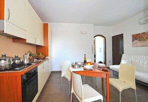 Kjøleskap, ovn, kokeplater og kaffetrakter/tekoker