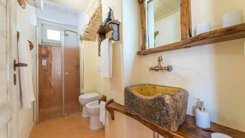 Shower, bidet, towels