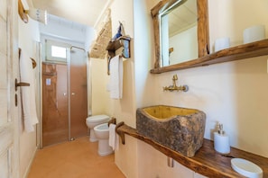 Douche, bidet, serviettes fournies