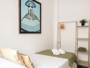 4 slaapkamers, een bureau, een strijkplank/strijkijzer, wifi