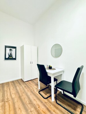 Rom – basic | Strykejern/-brett og sengetøy