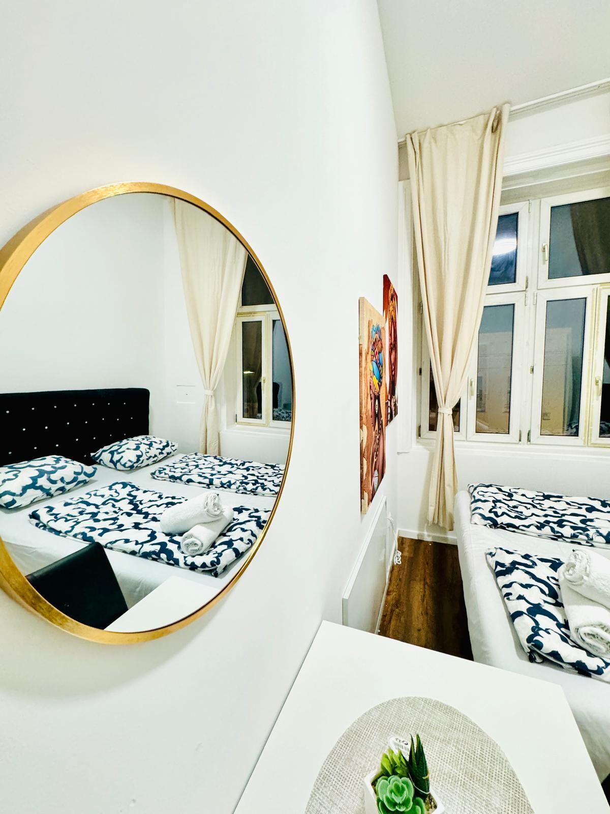 Eenvoudige kamer | Een strijkplank/strijkijzer, beddengoed