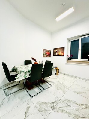 Stovetop - Affordable 5BR Apt Near Atzgersdorf (Vienna)