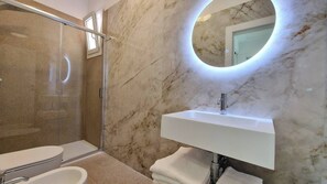 Ducha, secador de pelo, bidet
