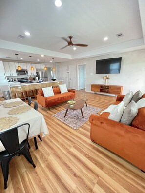 Smart-TV, Kamin, Videospiele, Bücher