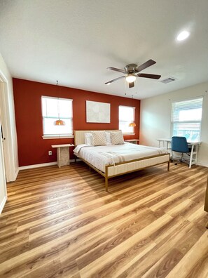 3 chambres, bureau, fer et planche à repasser, lit de bébé portatif