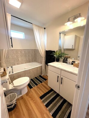 Douche, séchoir à cheveux, serviettes fournies, savon