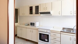 Geladeira, fogão, cooktop, cafeteira/chaleira