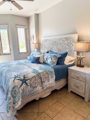 Condo, nhiều giường, ban công (Bella Sirena BA 102) | 2 phòng ngủ, trang trí khác biệt 