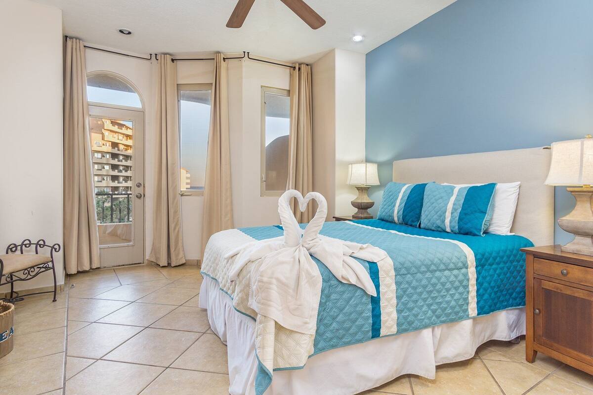 Condo, Plusieurs lits, balcon (Bella Sirena BD 304) | 2 chambres, décor unique, ameublement unique, fer et planche à repasser