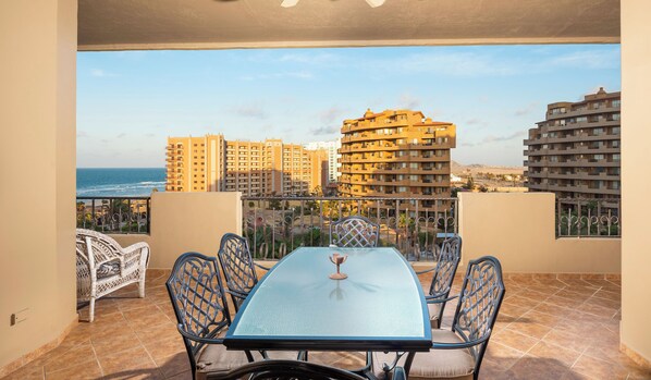 Bloc d'apartaments, diversos llits, accés a la piscina (Bella Sirena BA 505) | Servei de restauració a l'aire lliure