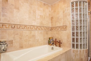 Condo, Plusieurs lits, balcon (Bella Sirena BE 604) | Salle de bain | Articles de toilette (gratuits), séchoir à cheveux, serviettes fournies