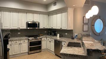 Condo, várias camas, sacada (Bella Sirena BA 102) | Cozinha privada | Geladeira, micro-ondas, fogão, cooktop