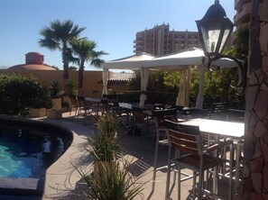 Bloc d'apartaments, diversos llits, balcó (Bella Sirena BA 102) | Servei de restauració a l'aire lliure