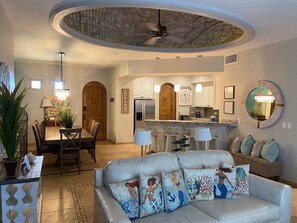 Leilighet, flere senger, balkong (Bella Sirena BA 102) | Oppholdsområde | En 42-tommers Flatskjerm-TV med digitale kanaler samt DVD-spiller