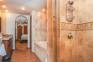 Condo, Plusieurs lits, balcon (Bella Sirena BE 604) | Salle de bain | Articles de toilette (gratuits), séchoir à cheveux, serviettes fournies