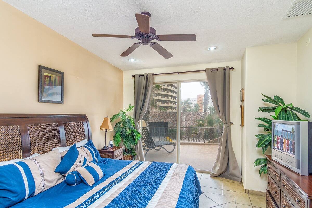 Condo, Plusieurs lits, balcon (Bella Sirena BD 104) | 2 chambres, décor unique, ameublement unique, fer et planche à repasser