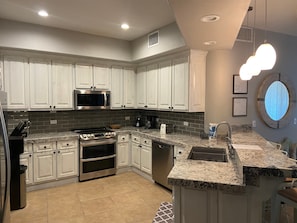 Condo, várias camas, sacada (Bella Sirena BA 102) | Cozinha privada | Geladeira, micro-ondas, fogão, cooktop