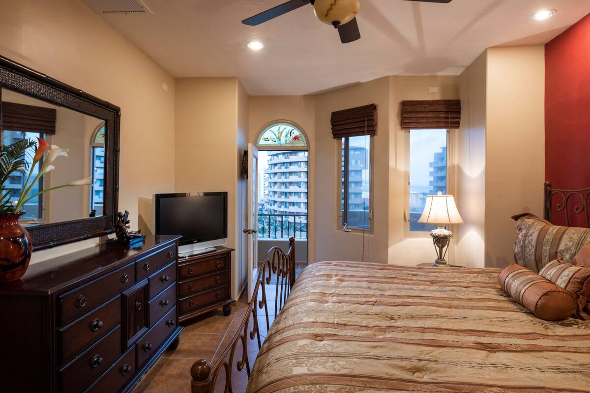 Condo, Plusieurs lits, accÚs à la piscine (Bella Sirena BA 505) | 2 chambres, décor unique, ameublement unique, fer et planche à repasser