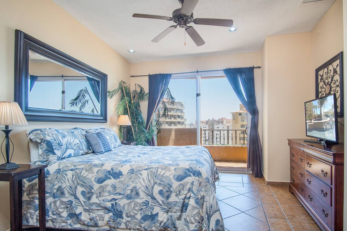 Condo, Plusieurs lits, balcon (Bella Sirena BD 604) | 2 chambres, décor unique, ameublement unique, fer et planche à repasser