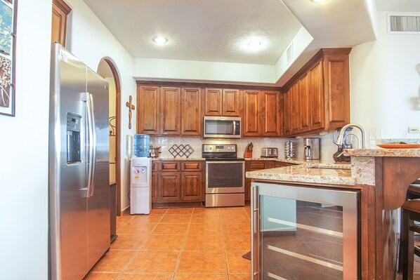 Condo, Plusieurs lits, balcon (Bella Sirena BE 604) | Cuisine privée | Réfrigérateur, four à micro-ondes, un four, surface de cuisson