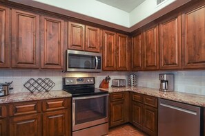 Condo, Plusieurs lits, balcon (Bella Sirena BE 604) | Cuisine privée | Réfrigérateur, four à micro-ondes, un four, surface de cuisson