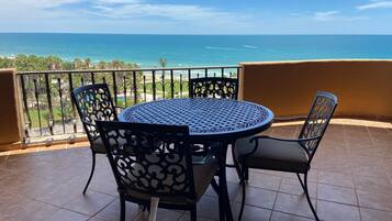 公寓客房, 1 張特大雙人床及 1 張梳化床, 露台 (Bella Sirena BE 503) | 室外用餐