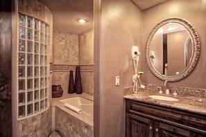 Condo, 1 King Bed with Sofa bed, Pool Access (Bella Sirena BB 303) | Bathroom - Bella Sirena (Puerto Peñasco)