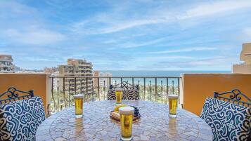 Condo, 1 cama King size y sofá cama, balcón (Bella Sirena BD 703) | Restaurante al aire libre