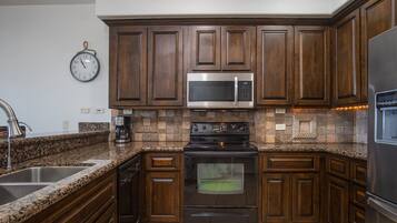 Condo, 1 King Bed with Sofa bed, Balcony (Bella Sirena BD 703) | Private kitchen | Fridge, microwave, oven, stovetop