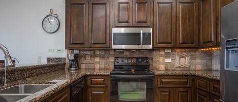 Refrigerador, microondas, horno, placa de cocina