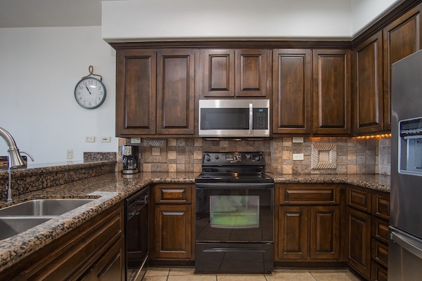 Condo, 1 King Bed with Sofa bed, Balcony (Bella Sirena BD 703) | Private kitchen