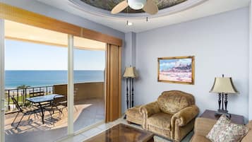 Condo, 1 cama King size y sofá cama, balcón (Bella Sirena BE 503) | Área de sala de estar | Televisión de pantalla plana de 42 pulgadas con canales digitales