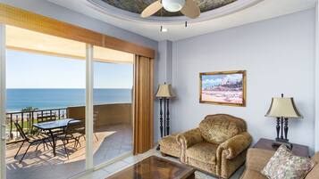 Condo, 1 cama King size y sofá cama, balcón (Bella Sirena BE 503) | Área de sala de estar | Televisión de pantalla plana de 42 pulgadas con canales digitales