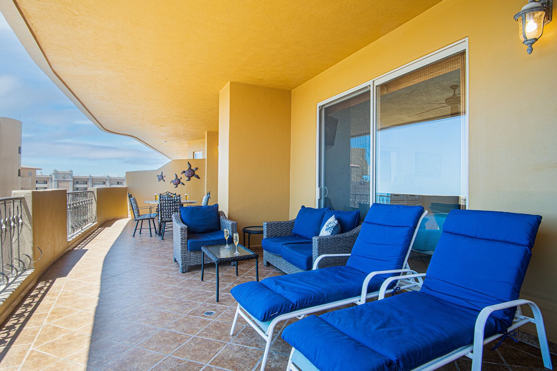 公寓式客房, 1 张特大床和 1 张沙发床, 阳台 (Bella Sirena BD 703) | 室外用餐