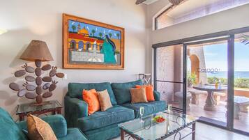 Apartamento, varias camas, balcón (Marina Pinacate 105) | Zona de estar | Televisión de pantalla plana de 42 pulgadas con canales digitales