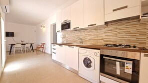 Fridge, oven, stovetop, coffee/tea maker
