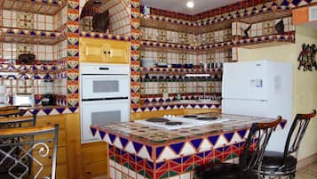 Departamento, varias camas, balcón, vista a la playa (Las Gaviotas LG 402) | Cocina privada | Refrigerador, microondas, horno y parrilla de estufa