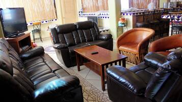 Lejlighed - flere senge - balkon - strandudsigt (Las Gaviotas LG 402) | Opholdsområde | 42-tommers fladskærms-tv med digitale kanaler, dvd-afspiller