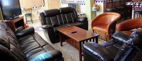 Departamento, varias camas, balcón, vista a la playa (Las Gaviotas LG 402) | Área de sala de estar | Televisión de pantalla plana de 42 pulgadas con canales digitales